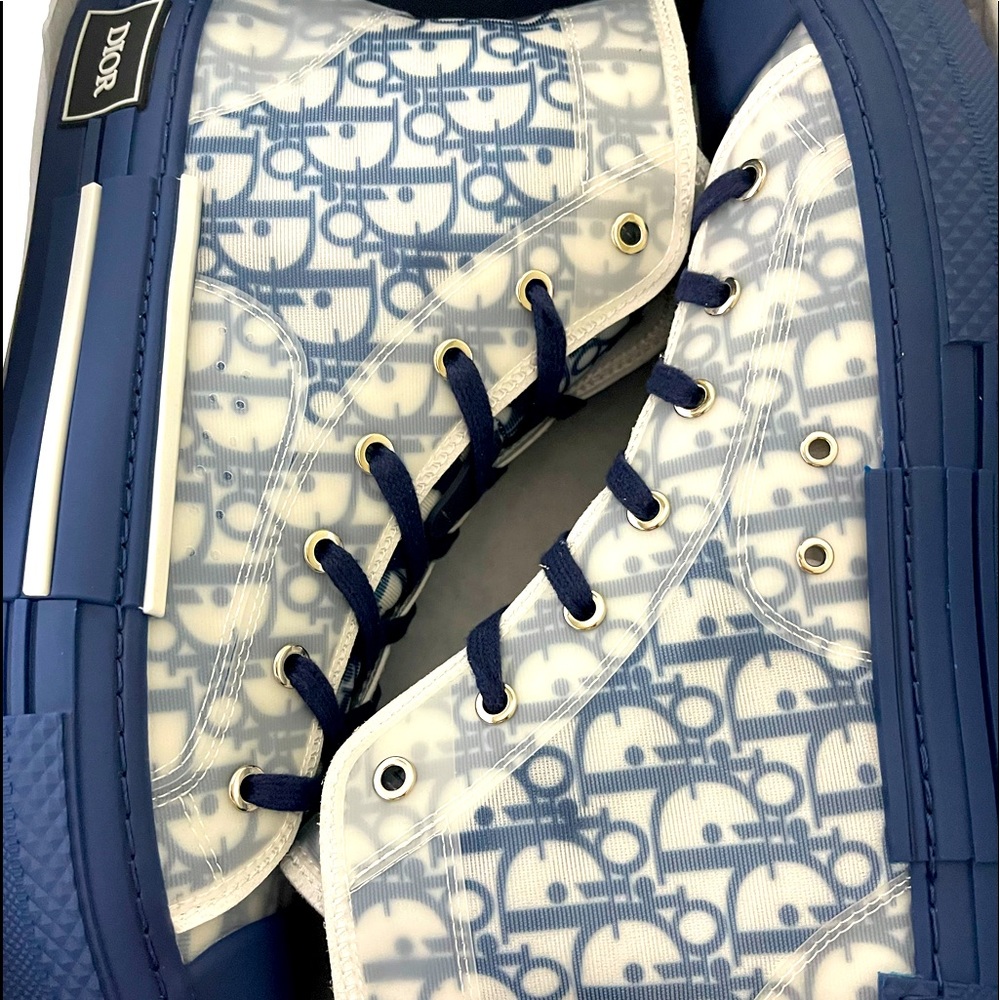 B23 HIGH-TOP SNEAKER
Blue Dior Oblique Canvas